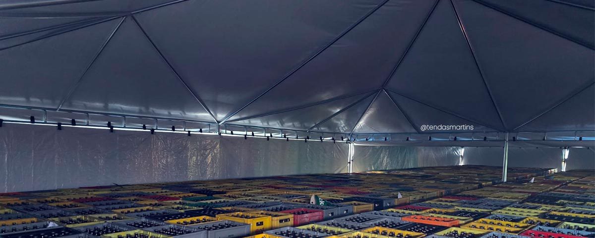 Tenda Piramidal protegendo estoque de bebidas
